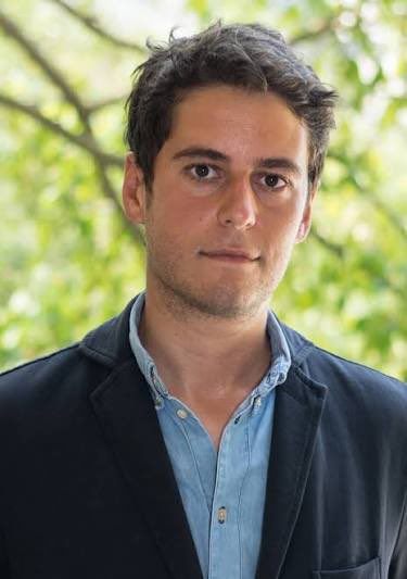 alainpaulweber's tweet photo. Ces clowns au pouvoir depuis quarante ans n’ont plus le droit de nous faire la leçon.

Ils s’appellent Attal, Philippe, Copé, Bertrand, Villepin, Rodwell, Wauquiez, les macronistes, les Républicains, les socialistes. Ils se succèdent, se recyclent, se relookent, se renvoient mutuellement la balle, et depuis quarante ans ils tiennent les manettes. 

Quarante ans. Une génération entière. Et le bilan est là, sous nos yeux, massif, indéniable, humiliant.
La dette publique a explosé. Le chômage de masse s’est installé comme une fatalité. L’industrie a été démantelée. L’école a été détruite. La sécurité s’est évaporée dans des zones où l’État a purement et simplement capitulé. L’immigration non contrôlée a transformé des quartiers entiers. Le pouvoir d’achat a été grignoté année après année. 

Et pendant ce temps, eux, ils ont continué à se passer le ballon, à se coopter, à se protéger, à se reconvertir en consultants, en conférenciers, en éditorialistes, en prétendus « sages » de la République.

Et maintenant, ils nous font la morale.
Ils nous expliquent, le visage grave, la voix posée, qu’ils savent ce qu’il faut faire. Que les autres sont des irresponsables, des populistes, des dangereux. Que seuls eux détiennent la compétence, la mesure, le sens de l’État. Qu’il faut leur confier à nouveau les clés parce que… parce que sinon ce serait la catastrophe. 

Comme si la catastrophe n’était pas déjà là. Comme s’ils n’en étaient pas les principaux architectes.
C’est d’un cynisme absolu.
Ces gens ont gouverné. Ils ont eu tous les pouvoirs. Ils ont eu le Parlement, l’Élysée, Matignon, les ministères, les médias complaisants, les hauts fonctionnaires acquis, les grandes écoles qui leur fournissaient les cadres. 

Ils n’ont manqué de rien. Et ils ont échoué. Pas un peu. Pas partiellement. Structurellement. Durablement. Et au lieu de tirer leur révérence dans le silence de la dignité, ils se dressent encore, le doigt levé, pour nous expliquer que nous sommes trop bêtes pour comprendre et trop irresponsables pour choisir autre chose.

Ils nous prennent pour des imbéciles.
Ils croient vraiment que les Français n’ont pas de mémoire. Qu’on a oublié les promesses non tenues, les « y a qu’à » qui n’ont jamais abouti, les réformes purement cosmétiques, les mensonges en bande organisée, les renoncements systématiques dès que le coût politique devenait trop élevé. 

Ils croient qu’on va encore voter pour eux parce qu’ils ont le costume bien coupé, le verbe policé et le carnet d’adresses des plateaux télé.
C’est fini.
On ne doit plus rien à ces gens. Ni respect, ni indulgences, ni voix. Ils ont eu leur chance. Quarante ans de chance. Ils l’ont utilisée pour se maintenir, se protéger, s’enrichir symboliquement et parfois matériellement, pendant que le pays s’enfonçait. 

Aujourd’hui, leur seule offre, c’est « votez pour nous sinon les méchants arrivent ». Comme si eux n’avaient pas déjà fait le travail des méchants : affaiblir l’État, diviser la société, appauvrir les classes moyennes, et transformer la politique en un entre-soi de professionnels du recyclage.

Ces clowns ne sont pas des sauveurs. Ce sont les responsables. Et le plus insupportable, c’est qu’ils continuent à faire comme si de rien n’était, comme si leur bilan n’existait pas, comme si la parole publique était encore un outil de persuasion et non un instrument de mépris.

Il n’y a plus de leçons à recevoir de leur part. Il n’y a plus de crédit à leur accorder. Il n’y a plus de raison de les croire capables de réparer ce qu’ils ont eux-mêmes cassé.

Ils ont conduit le pays dans le mur en chantant. Maintenant ils veulent nous expliquer qu’ils sont les seuls à savoir freiner. C’est non. C’est définitivement non.