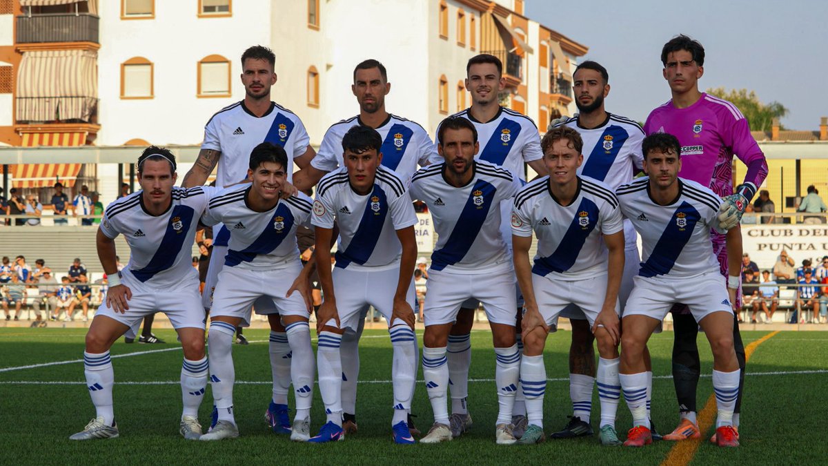 recreoficial's tweet photo. 📸 Aquí estamos los 1️⃣1️⃣ del #Decano

🤍💙 #RecreDosHermanas 🔴🔵 https://t.co/TJLYKxm66s
