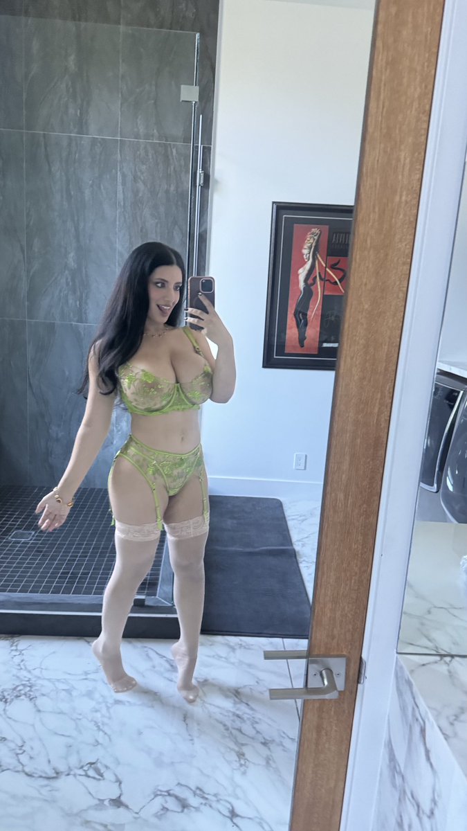 TheSarahArabic's tweet photo. My tits look big because i’m short…. and cuz  they’re really big https://t.co/uwodO2nmfh