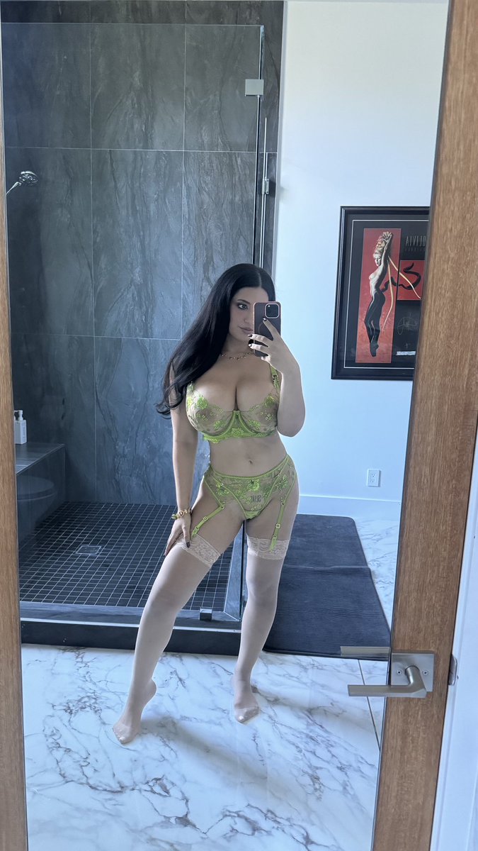 TheSarahArabic's tweet photo. My tits look big because i’m short…. and cuz  they’re really big https://t.co/uwodO2nmfh