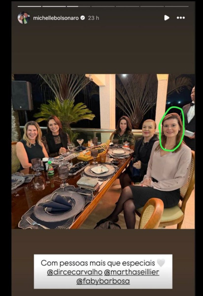 Biofahda's tweet photo. @annaLeonardo12 @CarlosBolsonaro E a Michele já deu o recado. 
Jantou com Marta Seillier e depois postou no story. https://t.co/90nIHJzTOR