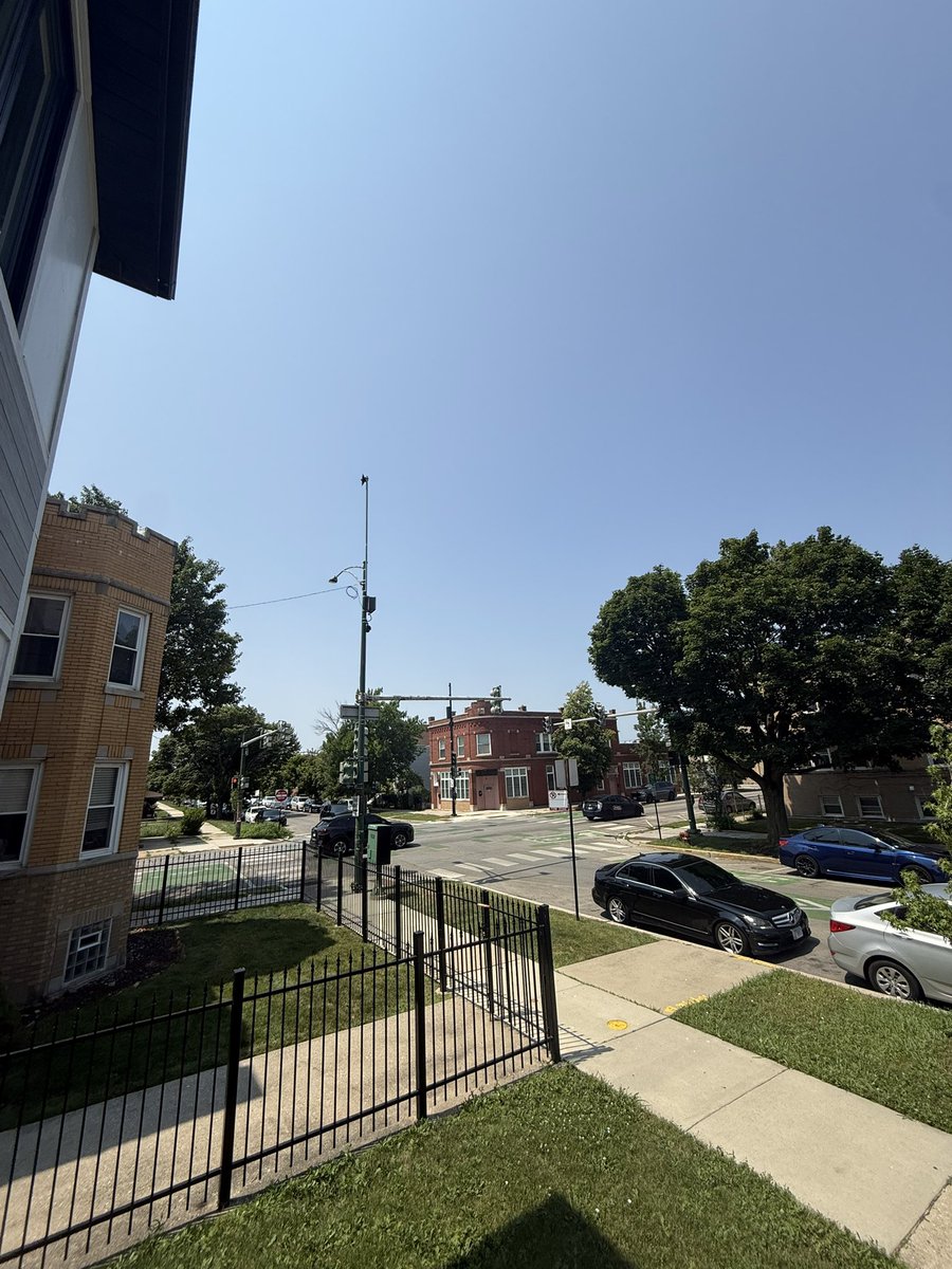 SADSOURVSN's tweet photo. such BONKERS weather in chicago today https://t.co/3bSPSSd7EB