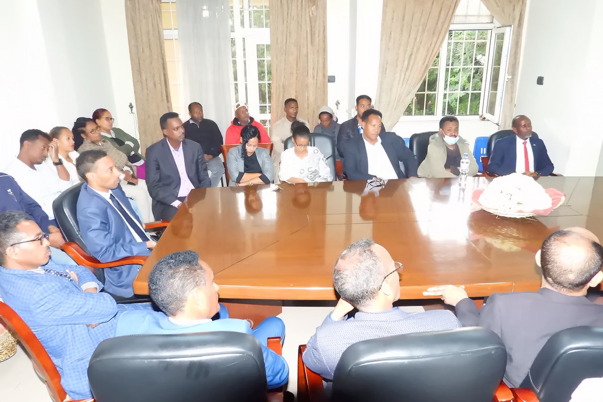 ERIEMBAET's tweet photo. ኣባላት ኤምባሲ ሃገረ ኤርትራ ኣብ ኢትዮጵያን፡ ቀዋሚ ልኡኽ ናብ ሕብረት ኣፍሪቃን ቁጠባዊ ኮሚሽን ኣፍሪቃን፡ ብመስዋእቲ  ሓርበኛ ሚኒስተር ሰመረ ርእሶም፡ ብ27 ሓምለ ናይ ዝኽሪ መደብ ኣካይዶም። https://t.co/qUFFQb2RYp