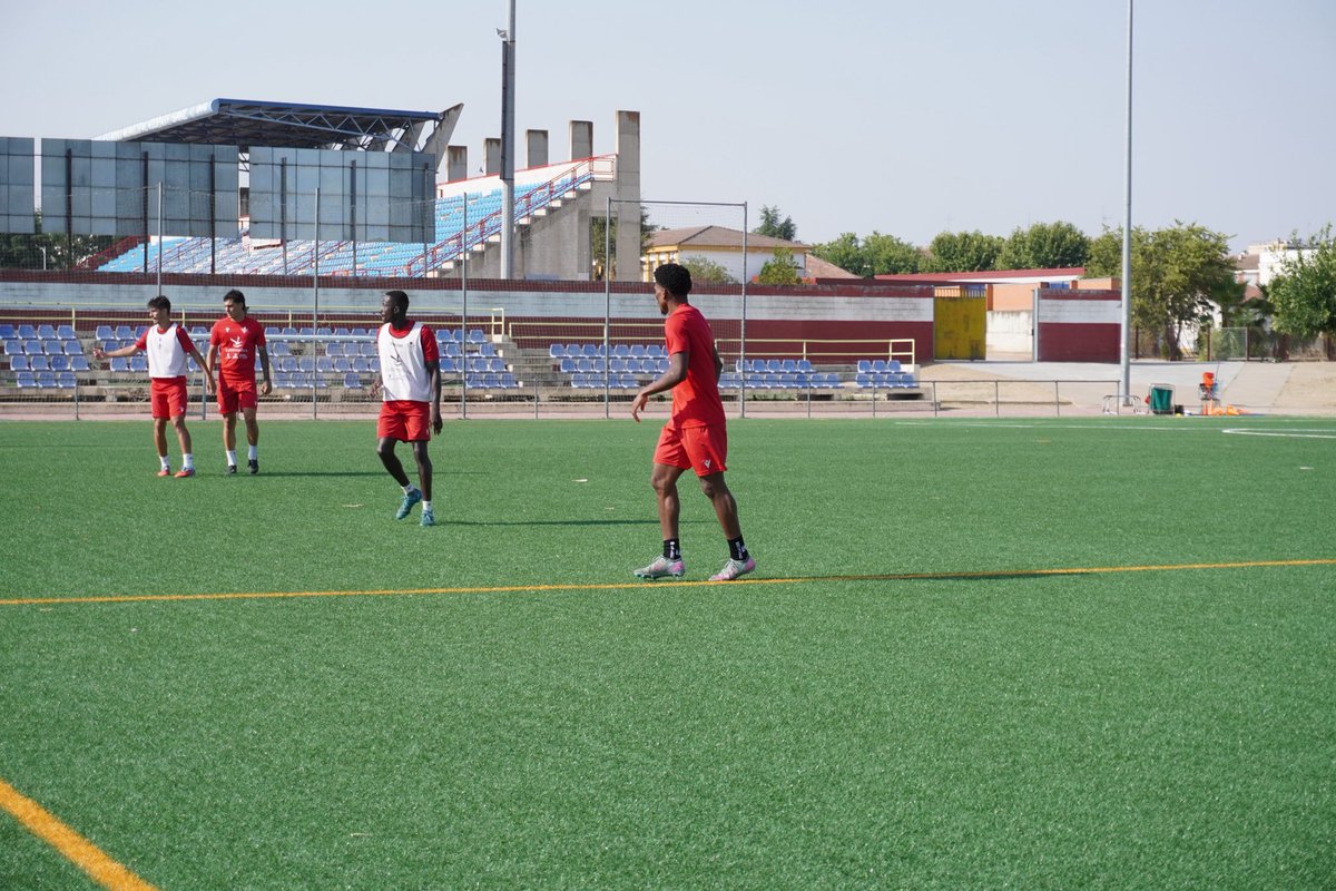 HablemosdelCDDB's tweet photo. ⚽️Cara nueva en el entrenamiento matinal del CD Don Benito .

👀Emmanuel, último fichaje rojiblanco, ya es uno más del grupo en su regreso a la ciudad pacense. https://t.co/QuXVTaMWGA