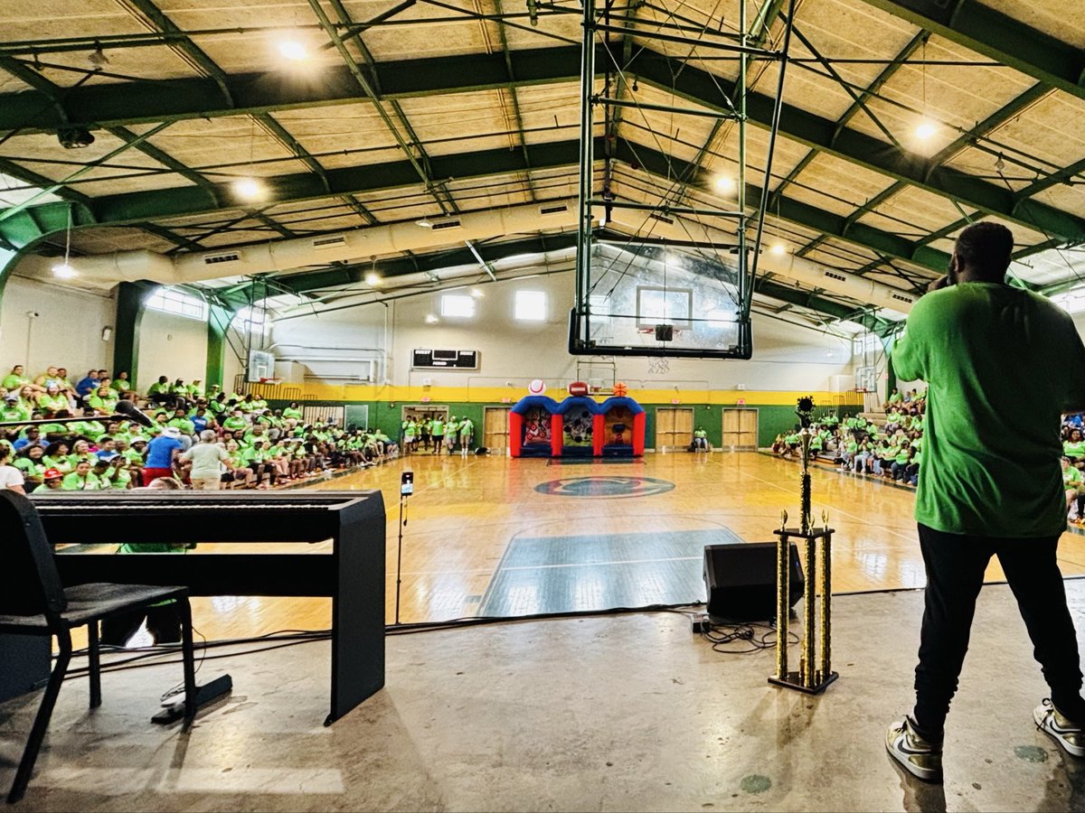 Formersportsguy's tweet photo. Stand by for video‼️
JMCSS Talent Show 🎤 #EduFEST #CatchTheMomentum 🌠 https://t.co/N7KQqUR2ZO