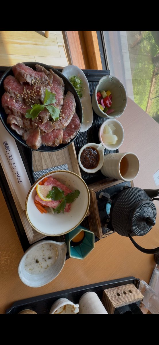 luminous3588's tweet photo. 待ち時間4時間半
飛んだの約１分（тᗜт)
少し遅い昼食を食べに次はうずの丘 大鳴門橋記念館へ
絶景レスト���ン うずの丘で
淡路和牛・とろろひつまぶしと碗しゃぶ
チョイ盛りで大好きな鱧の糸造りと焼き霜をいただきました(⑅˘͈🙏˘͈⑅)
めっちゃ美味しかった❤︎⸝⸝⸝ https://t.co/OZK60EaY9J