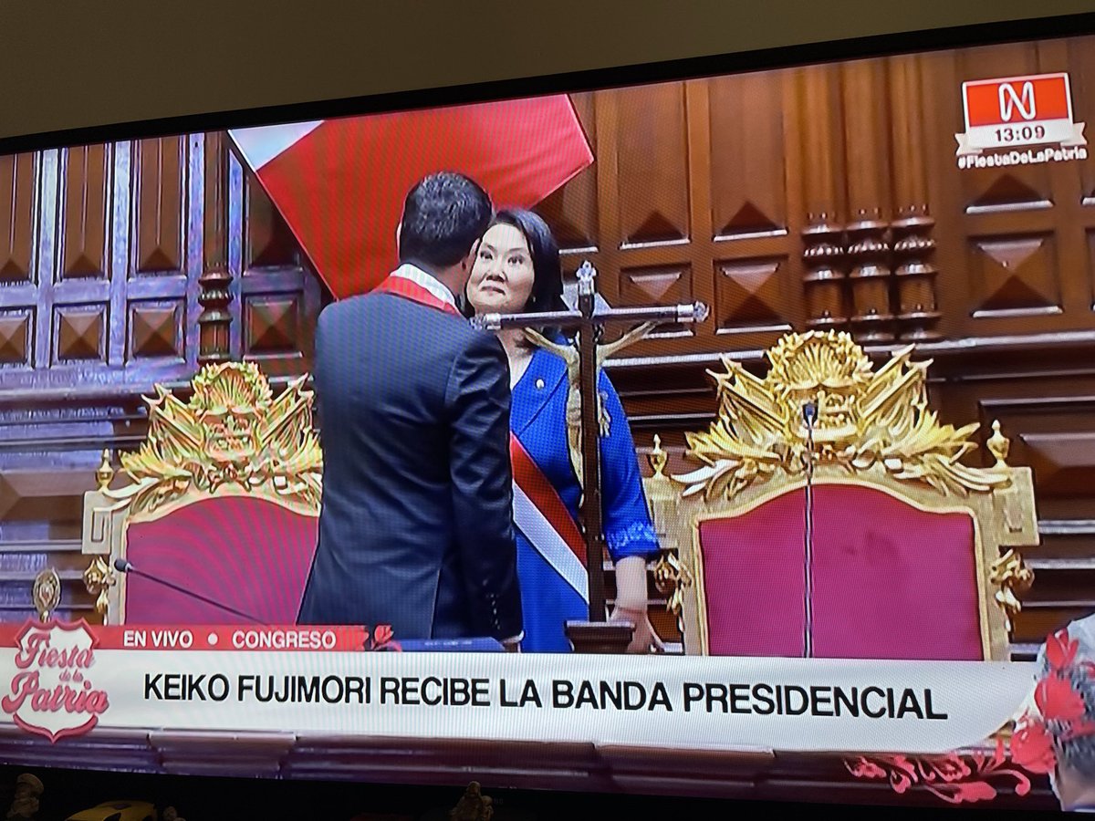 lamari_pe's tweet photo. 🇵🇪 Luego del juramento, Keiko Fujimori recibió la banda presidencial durante la ceremonia de transferencia de mando en el Congreso. Con este acto, asumió oficialmente la Presidencia de la República para el período 2026-2031. https://t.co/a6A1dPcIyA