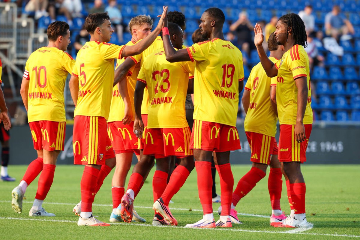 virage_bleu_'s tweet photo. LENS 🇫🇷 VICTORIEUX POUR SON PREMIER MATCH DE LA COMO CUP ! ✅
LES LENSOIS L’EMPORTENT LOURDEMENT EN ITALIE, 3 BUTS À 0 EN 45 MINUTES CONTRE CRYSTAL PALACE ! 😤
Les buteurs de la partie sont Édouard (x2) et Bulatovic. 🔥
#RCLCPFC https://t.co/BUnhJ6Z4AB