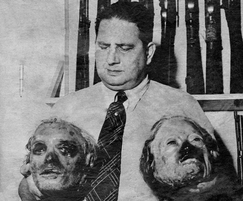FotosDeFatos's tweet photo. #ImagemForte: O médico legista Charles Pittex segura as cabeças mumificadas de Lampião e Maria Bonita, elas ficaram expostas por muitos anos na Faculdade de Medicina da Bahia, foto de 1939. ©FMB https://t.co/pk8lD9sSqb