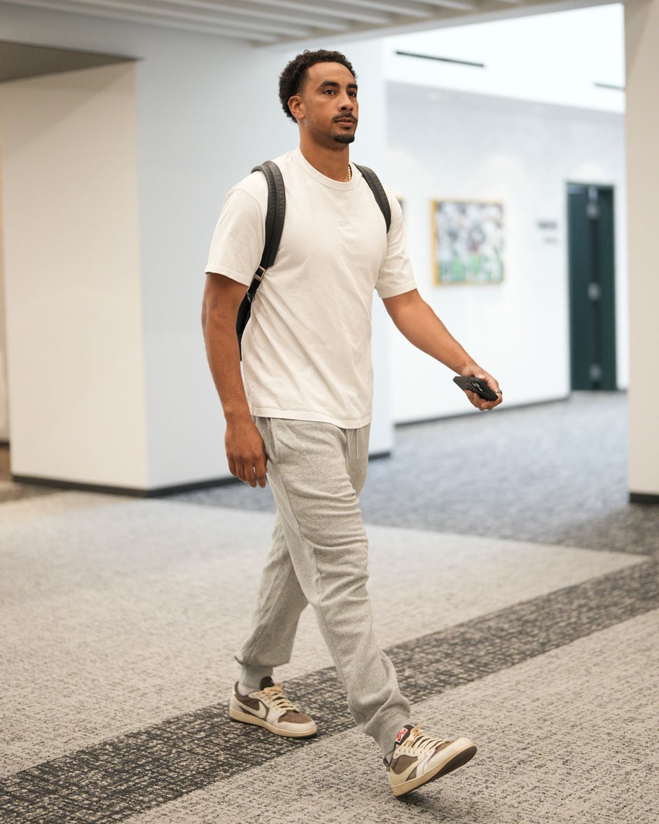 SleeperPackers's tweet photo. QB1 is officially in the building 👀 https://t.co/DaWovGt0uk