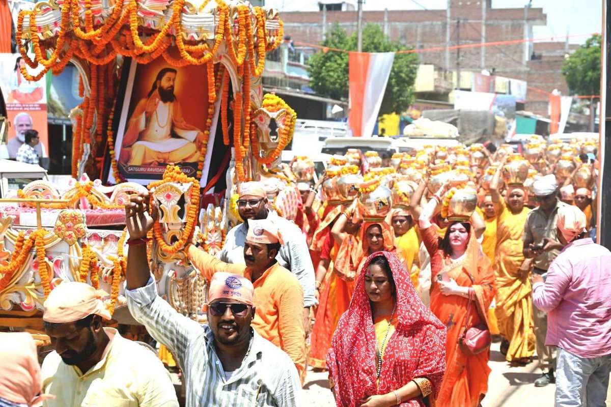 LalSinghArya's tweet photo. संत शिरोमणि श्रीगुरु रविदास महाराज की पावन जन्मस्थली वाराणसी में आयोजित भव्य कलश यात्रा में सम्मिलित होने का सौभाग्य प्राप्त हुआ।

आस्था,सामाजिक समरसता,सदभाव और सामाजिक एकता के भाव से समाहित इस भव्य #कलश_यात्रा के माध्यम से संत शिरोमणि श्रीगुरु रविदास जी महाराज के समानता, मानवता और बंधुत्व के संदेश को जन-जन तक पहुँचाने का संकल्प लिया गया।

गुरु पूर्णिमा के पावन अवसर पर आयोजित इस गरिमामई कार्यक्रम में आदरणीय प्रधानमंत्री श्री नरेंद्र मोदी जी की प्रेरणा एवं मार्गदर्शन में भाजपा के राष्ट्रीय अध्यक्ष श्री नितिन नवीन जी द्वारा 29 जुलाई, समय 3 बजे "समरसता संकल्प अभियान" का विधिवत शुभारंभ किया जाएगा।

इस भव्य कलश यात्रा में भाजपा के राष्ट्रीय अध्यक्ष श्री तरूण चुघ जी, प्रदेश महामंत्री संगठन श्री धरमपाल सिंह जी, राजस्थान के उप मुख्यमंत्री श्री डा. प्रेम बैरबा जी, मंत्री श्री सुरेन्द्र खन्ना जी व श्री असीम अरूण जी, उत्तराखंड के मंत्री श्री खजानदास जी, सांसद श्री शिवेश कुमार जी, विधायक श्री गजेन्द्र यादव जी सहित सभी प्रदेशों की संयोजन टोली प्रमुख रूप से उपस्थित रहे।

जय श्रीगुरु रविदास महाराज की।

@BJP4India.   @BJP4MP 
@BJP4UP.  @BJPSCMorcha
