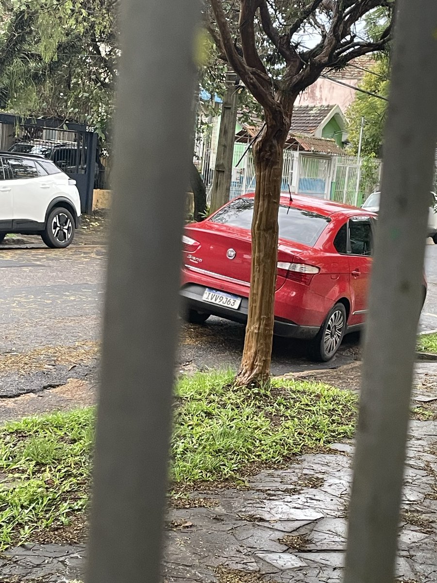 sabendo's tweet photo. Algum abobado da enchente largou o carro na entrada do carro https://t.co/UXwQDpUd9K