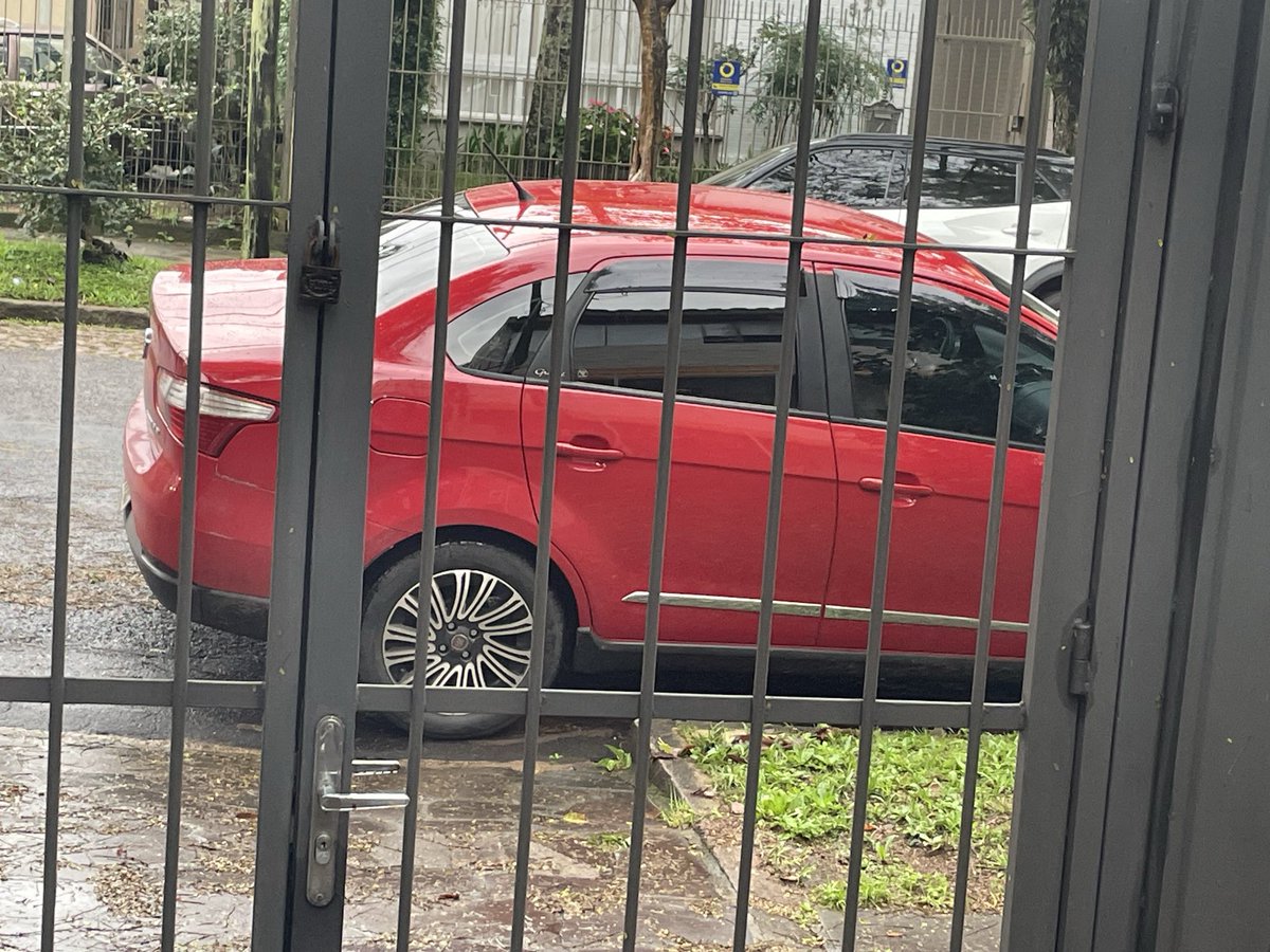 sabendo's tweet photo. Algum abobado da enchente largou o carro na entrada do carro https://t.co/UXwQDpUd9K