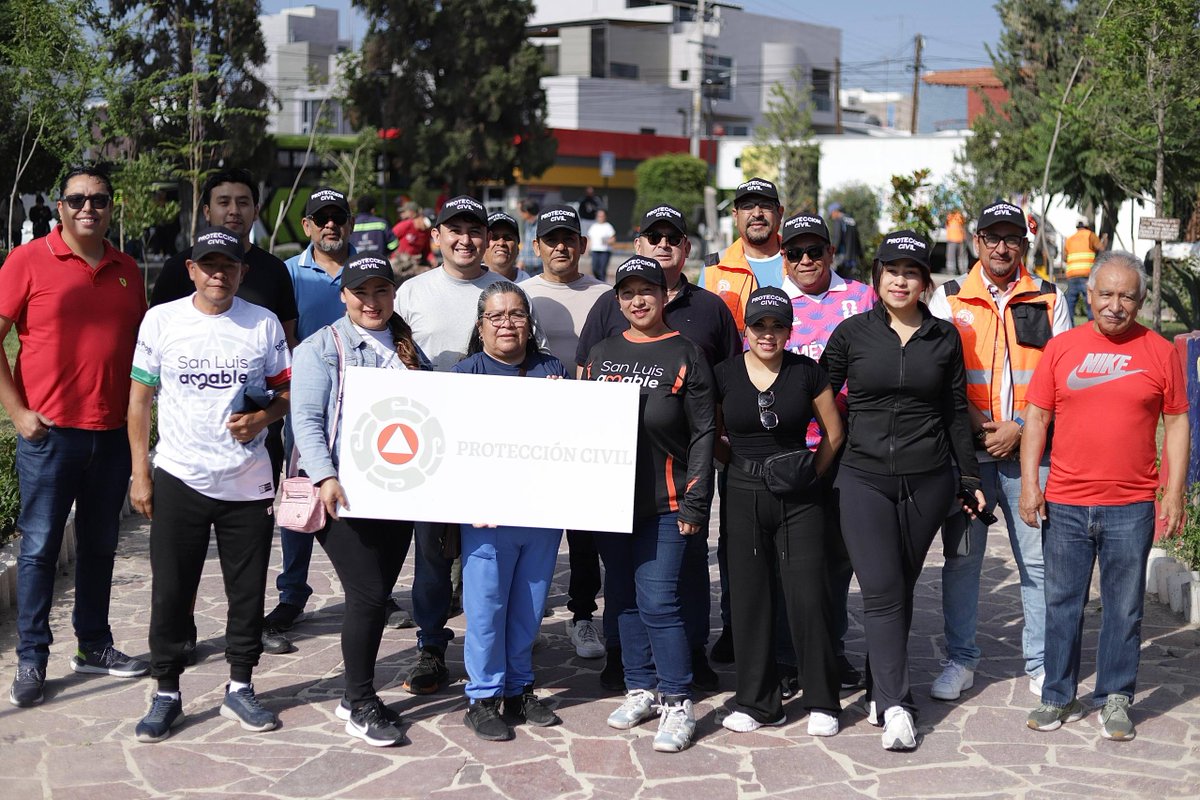 SLPMunicipio's tweet photo. Con trabajo en equipo y compromiso, dimos inicio a una nueva jornada en la colonia Virreyes. 💪🌳

Cada acción suma para recuperar y mantener espacios públicos más limpios, seguros y dignos para las familias, reafirmando nuestro compromiso de seguir construyendo una mejor ciudad. https://t.co/Y7tFRTHePt