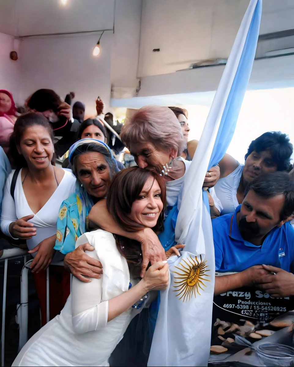 argennoti's tweet photo. Cristina redobla la apuesta: llevará la causa Vialidad a la ONU para buscar que anulen su proscripción y pueda ser candidata en 2027

La defensa de Cristina Fernández de Kirchner presentó a los abogados que encabezarán la estrategia internacional por la causa Vialidad y anunció que el caso será llevado ante organismos de Naciones Unidas.

El objetivo, según adelantaron, es cuestionar la condena e impulsar la anulación de la inhabilitación para ejercer cargos públicos, con la intención de que la expresidenta pueda competir como candidata presidencial en las elecciones de 2027. En las próximas horas brindarán una conferencia de prensa para explicar los detalles de la presentación y la estrategia jurídica.