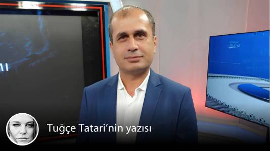 t24comtr's tweet photo. 🔴 “Önceki çözüm süreçlerinden daha güçlü bir siyasal irade ortaya çıktı; duygularımın içinde umut da var, merak da, temkin de…”

📌 Çözüm sürecinde ülkeye dönüşleri de kapsaması beklenen çerçeve yasa tartışılırken, 26 yıldır Türkiye dışında yaşayan Amed Dicle anlatıyor

💬 "Bir yanınız sanki yarın dönecekmiş gibi yaşar, diğer yanınız bunun ne zaman gerçekleşeceğini hiç bilemez. İnsan hayatını bir yerde sürdürebiliyor ama içindeki dönüş duygusu hiçbir zaman tamamlanmıyor. Ait olmadığın bir yerde yaşamak zorunda kalmak zor elbette. Ama sanırım en zor tarafı, ait olmadığınız bir yerde yaşamak değil, ait olduğunuz yere dönememektir”

✍️ Tuğçe Tatari'nin yazısı...

https://t.co/eoFY1JxWqx