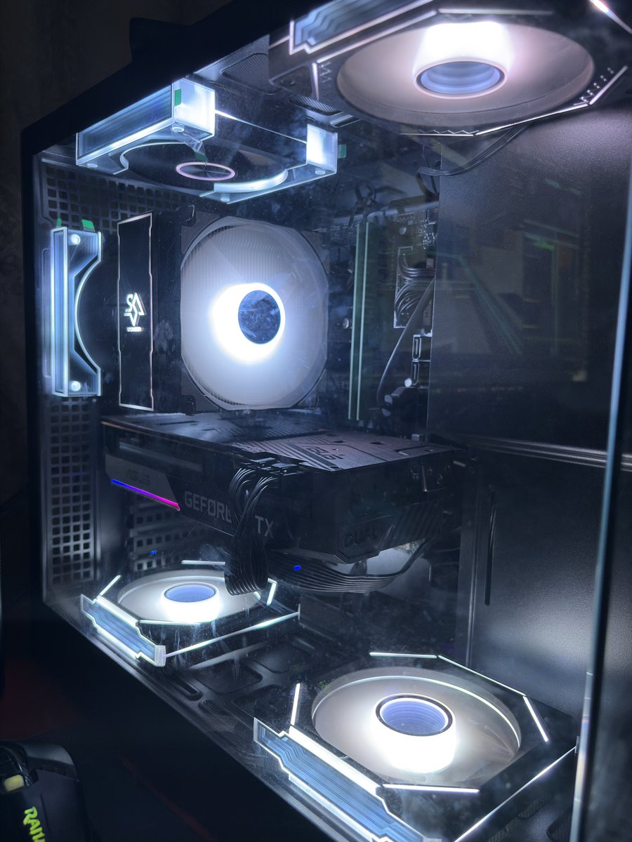 QHVZYMY's tweet photo. Looks like a space ship sometimes😔 https://t.co/GHVOcdFeKN