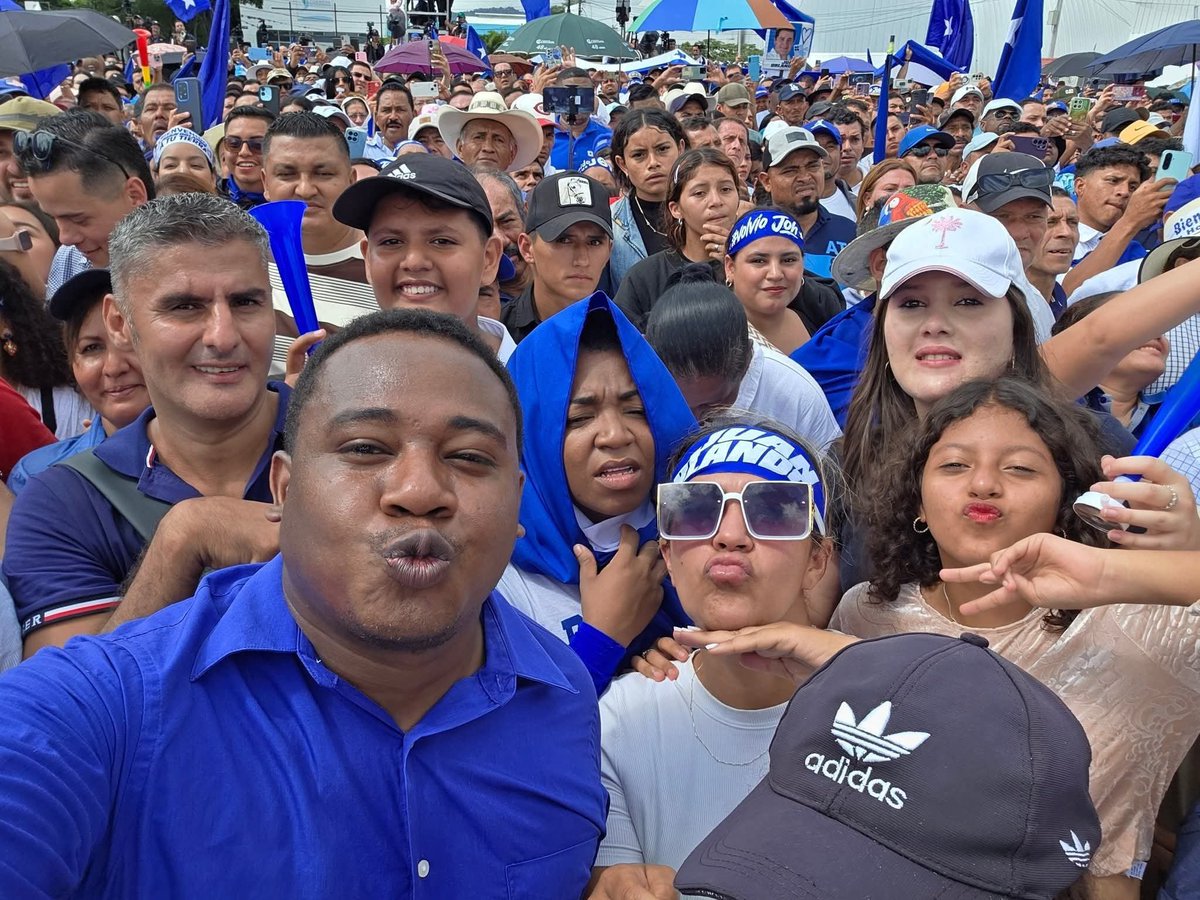 BoshaPG's tweet photo. @byronsabiohn @JuanOrlandoH @anagarciacarias Jajaja negro ya le podes mamar la verga todos los dias a Joh, siempre vas estar abajo y no en la tarima con el. https://t.co/GBvkShXs2O
