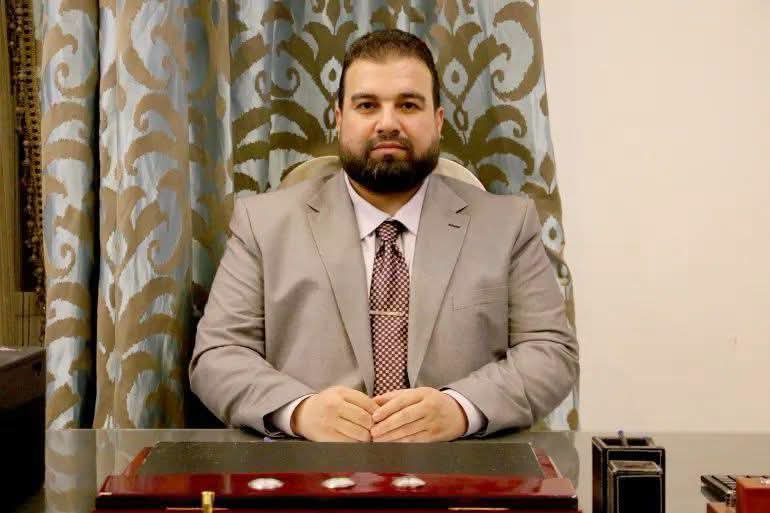 presssuwayda's tweet photo. "نظام الأسد لم يفعلها".. رواتب الموظفين رهينة قرار بكور

في وقت تكافح فيه آلاف الأسر لتأمين احتياجاتها الأساسية، أضيف شرط جديد إلى قائمة الأعباء: لا راتب قبل تسديد فواتير الكهرباء والمياه والاتصالات والبلديات. قرار تجاوز كونه إجراء إدارياً، ليتحول إلى قضية قضية تمس أحد أكثر الحقوق الأساسية للموظفين: حقهم في الحصول على أجورهم مقابل العمل الذي يؤدونه. 

فالقرار يشترط على الموظف تسديد جميع المستحقات المالية المترتبة عليه قبل استلام راتبه، ما يعني عملياً أن الراتب نفسه أصبح رهينة القدرة على دفع الفواتير، في السويداء التي تعيش منذ أشهر ظروفاً استثنائية، من حصار اقتصادي وتعطل في الخدمات وتراجع كبير في القدرة الشرائية. 

هل يجوز قانوناً ربط الراتب بديون الخدمات؟ 

في التشريعات السورية، يقوم مبدأ الأجر على أنه المقابل القانوني للعمل الذي يؤديه الموظف، وهو حق ينشأ بمجرد أداء الوظيفة وفق أحكام قانون العاملين الأساسي في الدولة، ولا يرتبط – في الأصل – بوجود التزامات مالية أخرى تجاه الجهات العامة، إلا في الحالات التي يجيزها القانون صراحة، كالحجز القضائي أو الاقتطاعات المحددة بنصوص قانونية نافذة. 

ومن هنا يثير القرار تساؤلات قانونية حول مدى جواز تعليق صرف الرواتب على تسوية ديون خدمية، في حين يُفترض أن تمتلك "الدولة" وسائل قانونية وإدارية أخرى لتحصيل الرسوم، كالتقسيط أو الإنذارات أو إجراءات التحصيل المنصوص عليها في القوانين المالية، دون المساس بالحق في الأجر. 

عقاب جماعي 

القرار يأتي في ظل ارتفاع أسعار الكهرباء مئات المرات، في حين لا تزال ساعات التغذية الكهربائية لا تتجاوز بضع ساعات يومياً في كثير من المناطق. أما المياه، فقد أصبحت بالنسبة لآلاف الأسر خدمة تُشترى عبر صهاريج خاصة، يلتهم ثمنها جزءاً كبيراً من دخل الموظف الشهري، وسط أزمة مائية متواصلة. 

وفي ظل هذه الظروف، قد يجد موظفون أنفسهم عاجزين عن سداد الفواتير دفعة واحدة، ما يعني عملياً حرمانهم من رواتبهم لأشهر، وهو ما يفتح الباب أمام حلقة مفرغة: لا يستطيع الموظف دفع المستحقات لأنه لم يقبض راتبه، ولا يستطيع قبض راتبه لأنه لم يدفع المستحقات. 

يثير القرار أيضاً سؤالاً حول فلسفة الإدارة العامة نفسها. فإذا كان الهدف هو زيادة نسب التحصيل، فهل يكون ذلك عبر تعليق مصدر دخل الموظف الوحيد؟ أم عبر إصلاح آليات الجباية وتوفير خطط تقسيط تراعي الظروف المعيشية؟ 

"نظام الأسد لم يفعلها" 

وفي تعليق قانوني وسياسي على القرار، قال المحامي أيمن شيب الدين إن "نظام الأسد، بكل جبروته، لم يربط يوماً بين دفع رواتب الموظفين وبين حصولهم على براءة ذمة". 

وأضاف أن ما يجري يأتي في سياق أوسع من الضغوط المفروضة على السويداء، معتبراً أن "الحصار الذي تمارسه السلطة لا يقتصر على طريق دمشق – السويداء، بل يمتد إلى التعليم والقضاء والأحوال المدنية والأختام والتصديقات، واليوم إلى رواتب الموظفين". 

ويرى شيب الدين أن السلطة "تربط مختلف الملفات ببعضها، بما يؤدي إلى تعقيدها وإظهار أسباب التعطيل وكأنها داخلية، بينما هي في جوهرها مرتبطة بسياسات المركز"، داعياً إلى مواجهة ذلك عبر الإدارة الرشيدة والشفافية والتنظيم داخل السويداء.

#السويداء_برس