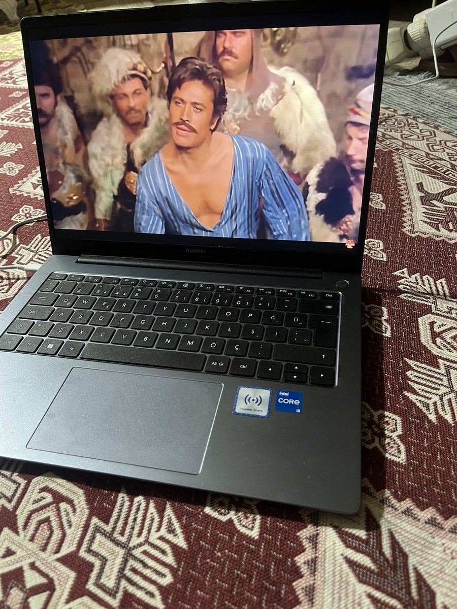 celikay_27's tweet photo. Babam bizi hatırlamıyor ama Yeşilçam’ın jönü olan Cüneyt Arkın’ı unutmuyor biz de onunla güzel vakit geçirmek için izliyoruz ☺️(yani Cüneyt Arkın’ da unutulacak gibi değil🫣) https://t.co/ONJeWKZ1TZ