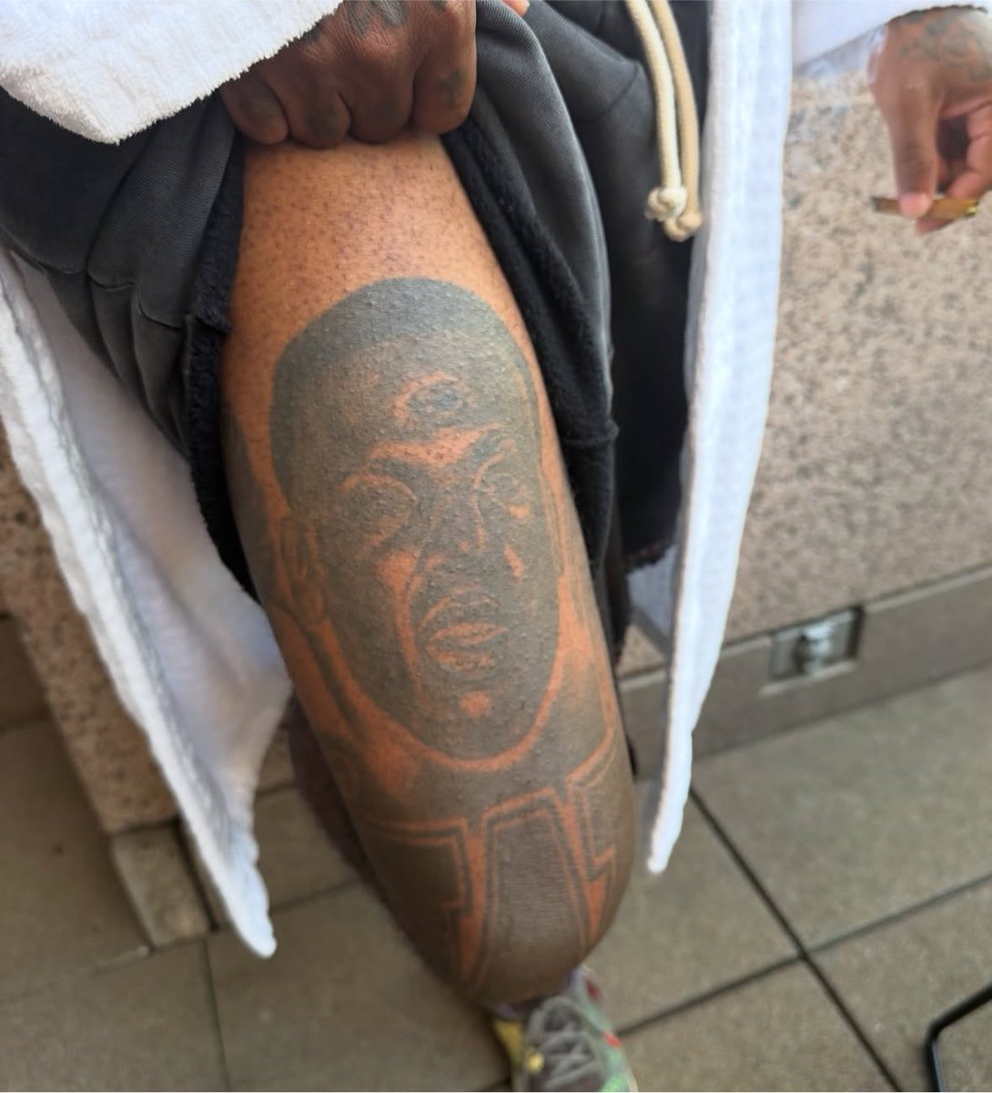 DailyRapFacts's tweet photo. Westside Gunn reveals his Young Dolph thigh tattoo 👀

They share a birthday together 🎂 https://t.co/1u4RyYWzhN