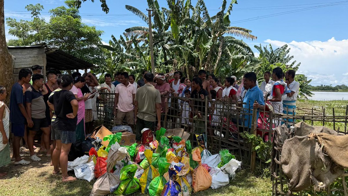 IieMediacell's tweet photo. IIE shows solidarity with Assam's flood-hit families. Led by AO Shri Nayanmoni Hazarika, our team distributed essential relief materials to 250 families in Sibsagar today. Together, we support, recover, and rebuild
@MSDESkillIndia #StandwithAssam #ReliefDrive https://t.co/mIdV60tgff