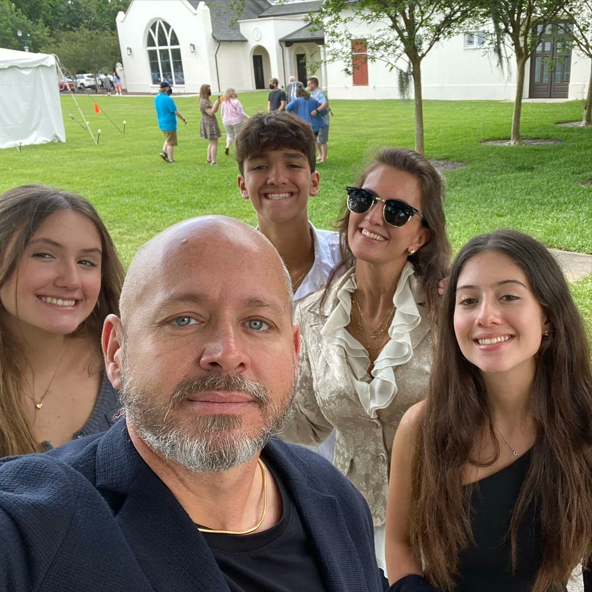 Metropoles's tweet photo. 💔 SEPARAÇÃO | Casamento de Marcelo Rodrigues, ex-Dominó, chega ao fim após 21 anos

Marcelo Rodrigues confirmou à coluna Fábia Oliveira o fim do casamento de 21 anos com Jussara. A coluna também descobriu que o ex-Dominó vive um novo romance

Leia na coluna de @OliveiraFabia_ https://t.co/uOO750UMbT