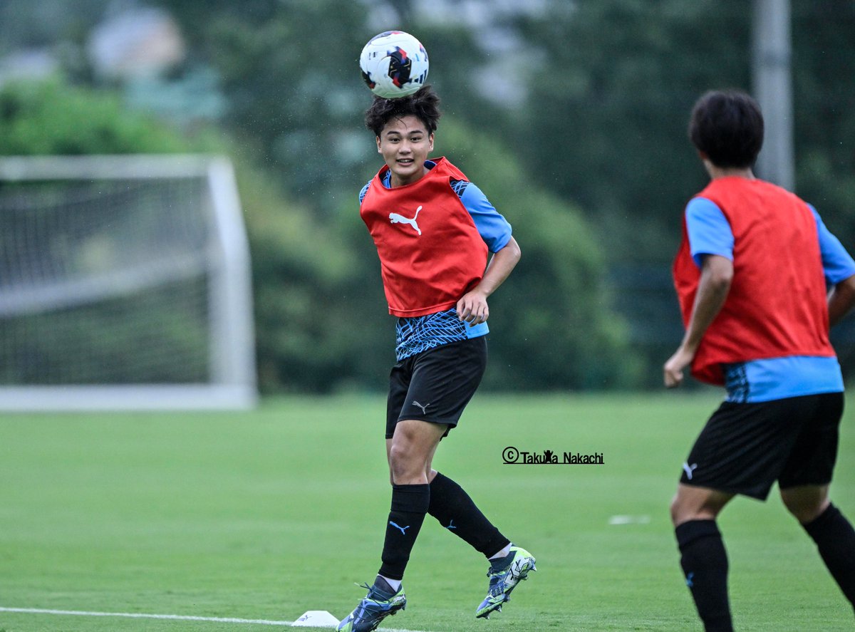 ikinikuishiro's tweet photo. ＃川崎フロンターレ の４枚！
1：＃藤田明日翔 選手と
2：＃小川尋斗 選手のユースから昇格組も、夏休みを生かして参加！
3：＃髙橋哲也 選手
4：車屋紳太郎選手と瀬古樹選手がいない中で、今年の初ノースリーブは #ウーレ 選手でした。 https://t.co/kNwFjZhjuJ