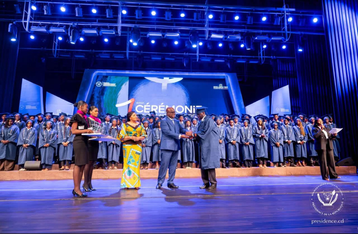 william243m's tweet photo. 🇨🇩 Le Président Félix Tshisekedi a lancé Excellentia RDC, un programme qui accorde 185 bourses d’excellence aux meilleurs finalistes de l’Examen d’État, afin de promouvoir le mérite et former les futurs cadres du pays.

#ExcellentiaRDC #RDC @Presidence_RDC https://t.co/ywhKyUVUiH