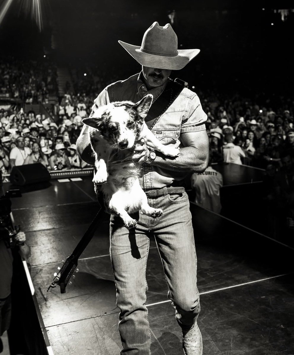 DuckmanRiley73's tweet photo. We Out here boys. #countrymusic #carlthedog https://t.co/jT0joXJHQj