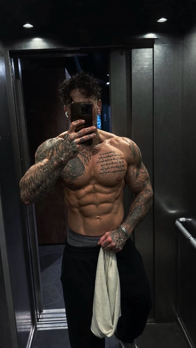 StephTucuu's tweet photo. Volviendo del gym, me voy a pegar alta siesta. https://t.co/8BnxERh0DT