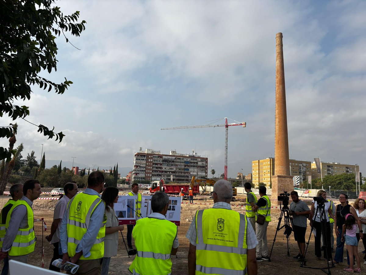 Rebeca_Murcia's tweet photo. 🏛️🌳 Recuperamos y ponemos en valor nuestra historia y nuestro patrimonio: 

la chimenea de La Molinera y la Morera Singular de Barriomar, un monumento vivo de 150 años que cuidamos hoy para que siga formando parte del futuro de Murcia.

#MetropolitanoJoseBallesta https://t.co/1lSD6UIeqI
