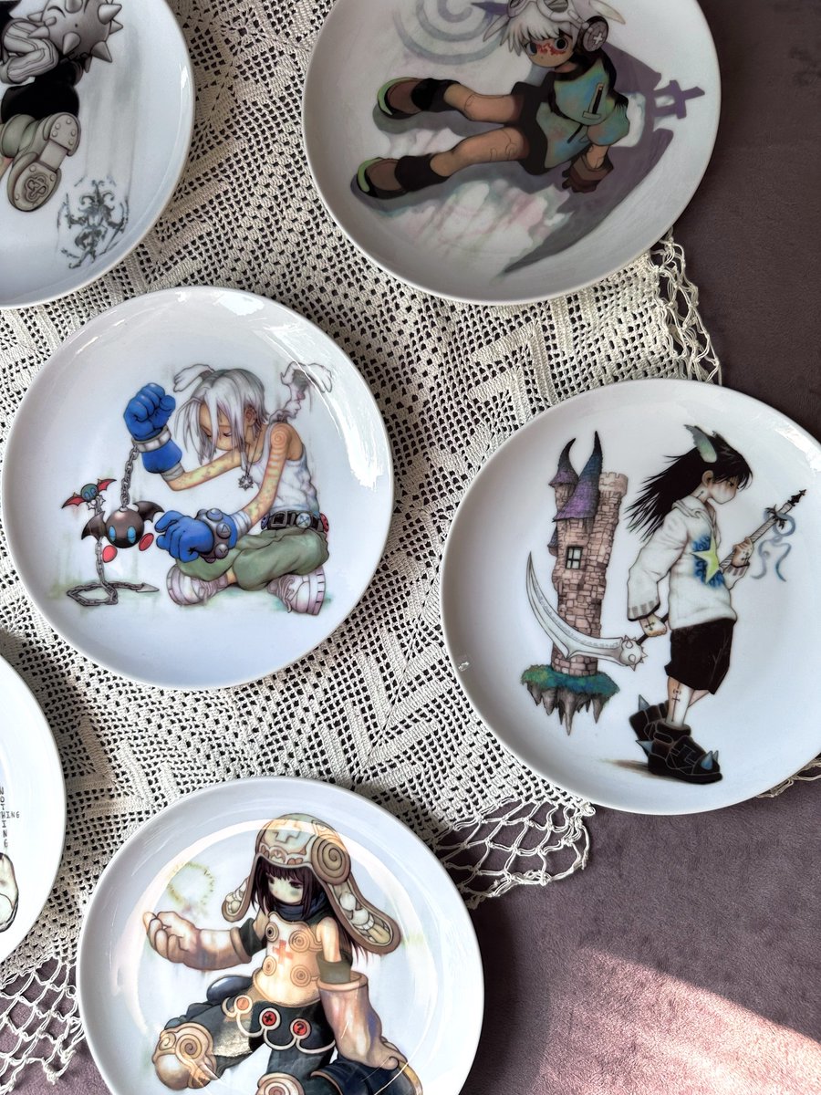 glyvees's tweet photo. My art on plates omg https://t.co/IYWiuZiAXH