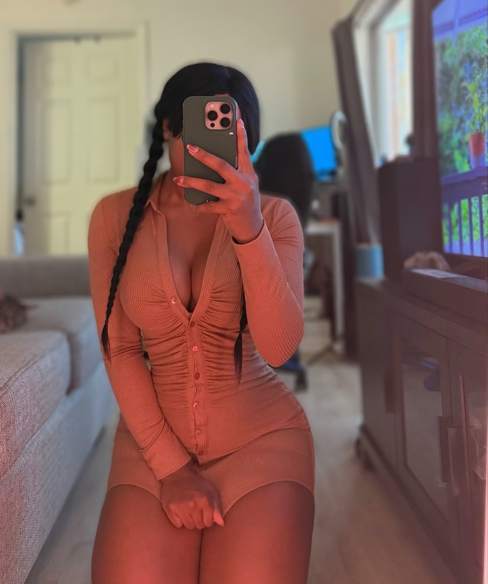 vivirizzx's tweet photo. 🤭 One tug and these buttons are history. But i’ll make you wait for it…reply and tell me how badly you want it. 💕✨ https://t.co/cYQw9oqLsQ