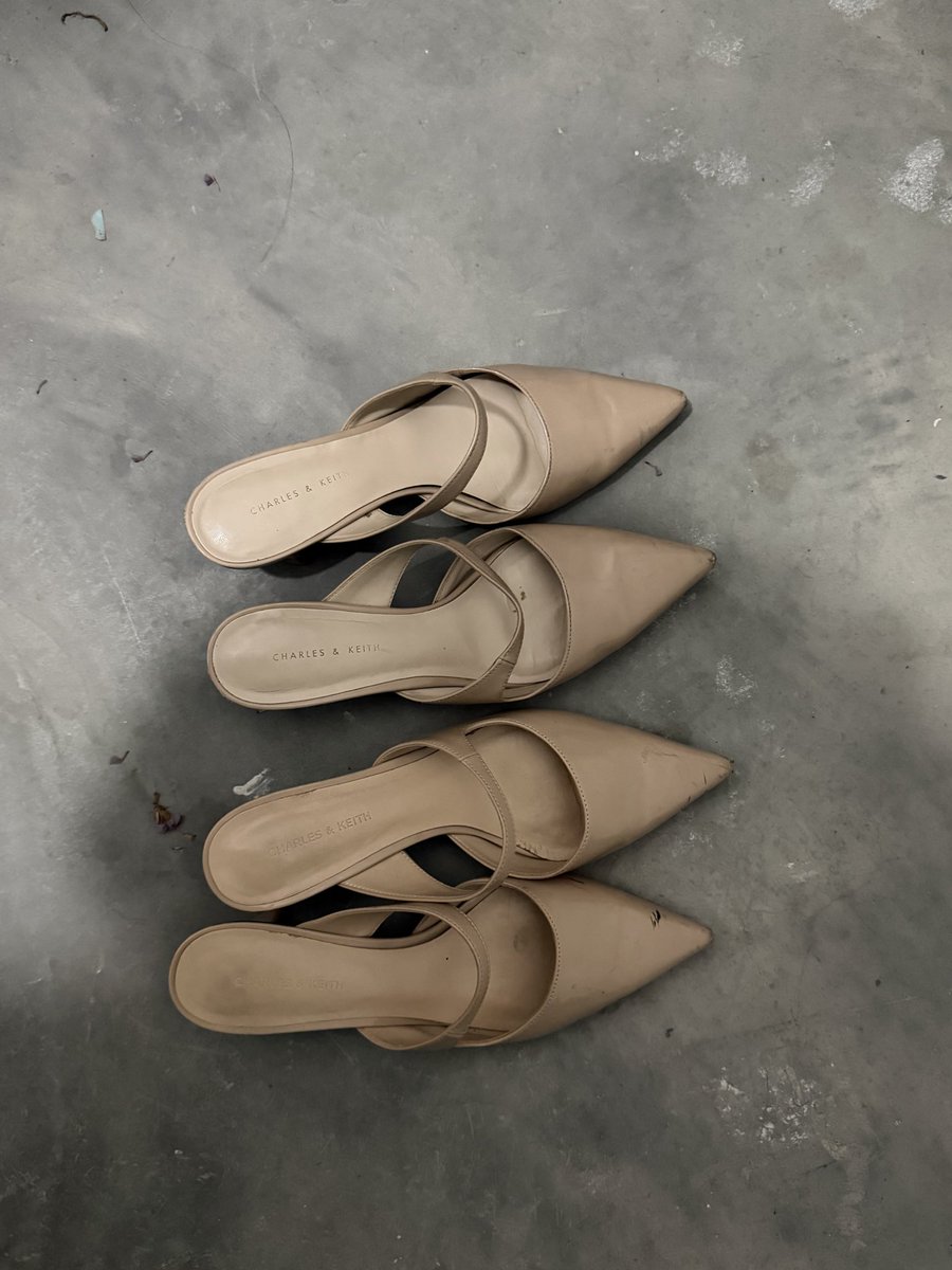 Aarv2f's tweet photo. 扫楼发现同层两户sb同款鞋  尿一双射一双 #扫楼 #常州  0519 https://t.co/ONVyoVINmo