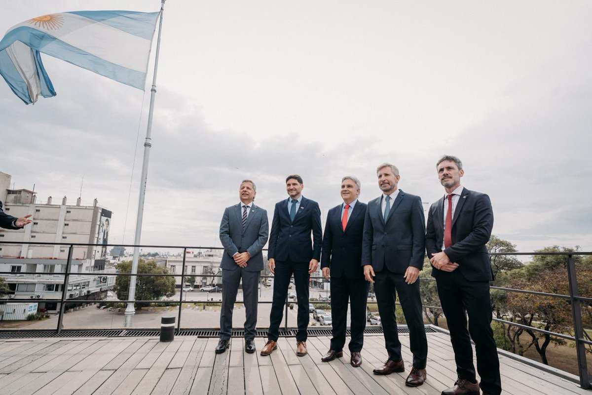 frigeriorogelio's tweet photo. LA REGIÓN CENTRO ES EL MOTOR PRODUCTIVO DE LA ARGENTINA

Hoy asumí la presidencia Pro Tempore de la Región Centro. Gracias al presidente saliente @MartinLlaryora, a @maxipullaro y a @CFI_Argentina por acompañar este trabajo conjunto entre nuestras provincias.

Vamos a seguir construyendo una agenda común que nos permita mejorar la infraestructura, fortalecer la seguridad, potenciar la educación, defender a quienes producen y abrir nuevas oportunidades para el desarrollo de nuestra región.