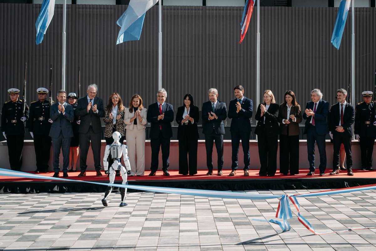 frigeriorogelio's tweet photo. LA REGIÓN CENTRO ES EL MOTOR PRODUCTIVO DE LA ARGENTINA

Hoy asumí la presidencia Pro Tempore de la Región Centro. Gracias al presidente saliente @MartinLlaryora, a @maxipullaro y a @CFI_Argentina por acompañar este trabajo conjunto entre nuestras provincias.

Vamos a seguir construyendo una agenda común que nos permita mejorar la infraestructura, fortalecer la seguridad, potenciar la educación, defender a quienes producen y abrir nuevas oportunidades para el desarrollo de nuestra región.