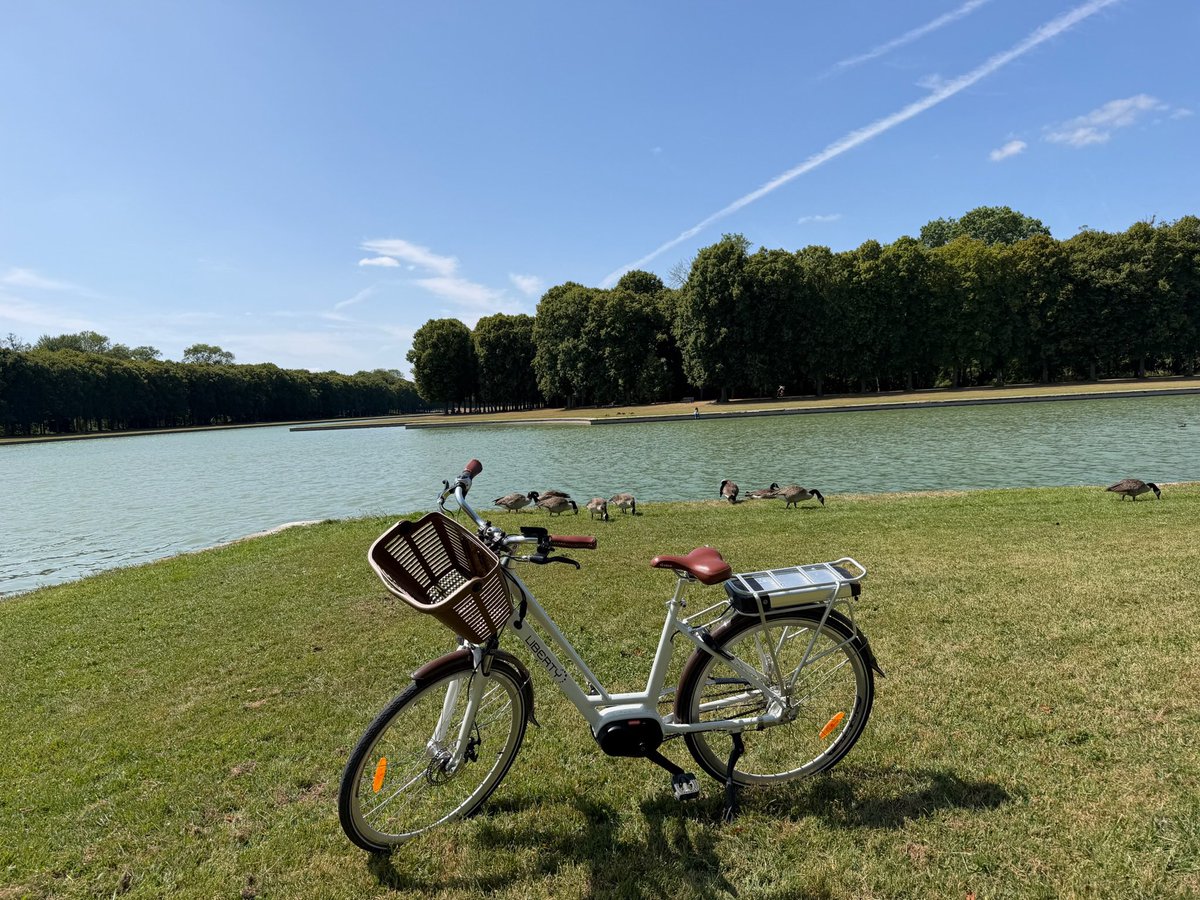 DS5EVER's tweet photo. Money comes back but you’ll never be 25 biking through Versailles and blasting Wuthering Heights again https://t.co/8jh6pADWLH