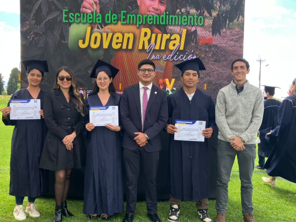 Agricultura_CZ4's tweet photo. #SantoDomingo | Participamos en la graduación de la Novena Edición de la Escuela de Emprendimiento Joven Rural, reafirmando nuestro compromiso con el fortalecimiento de capacidades, la innovación y el desarrollo productivo de la juventud rural. 
#GobiernoDelEcuador https://t.co/k3OBaZKpXx