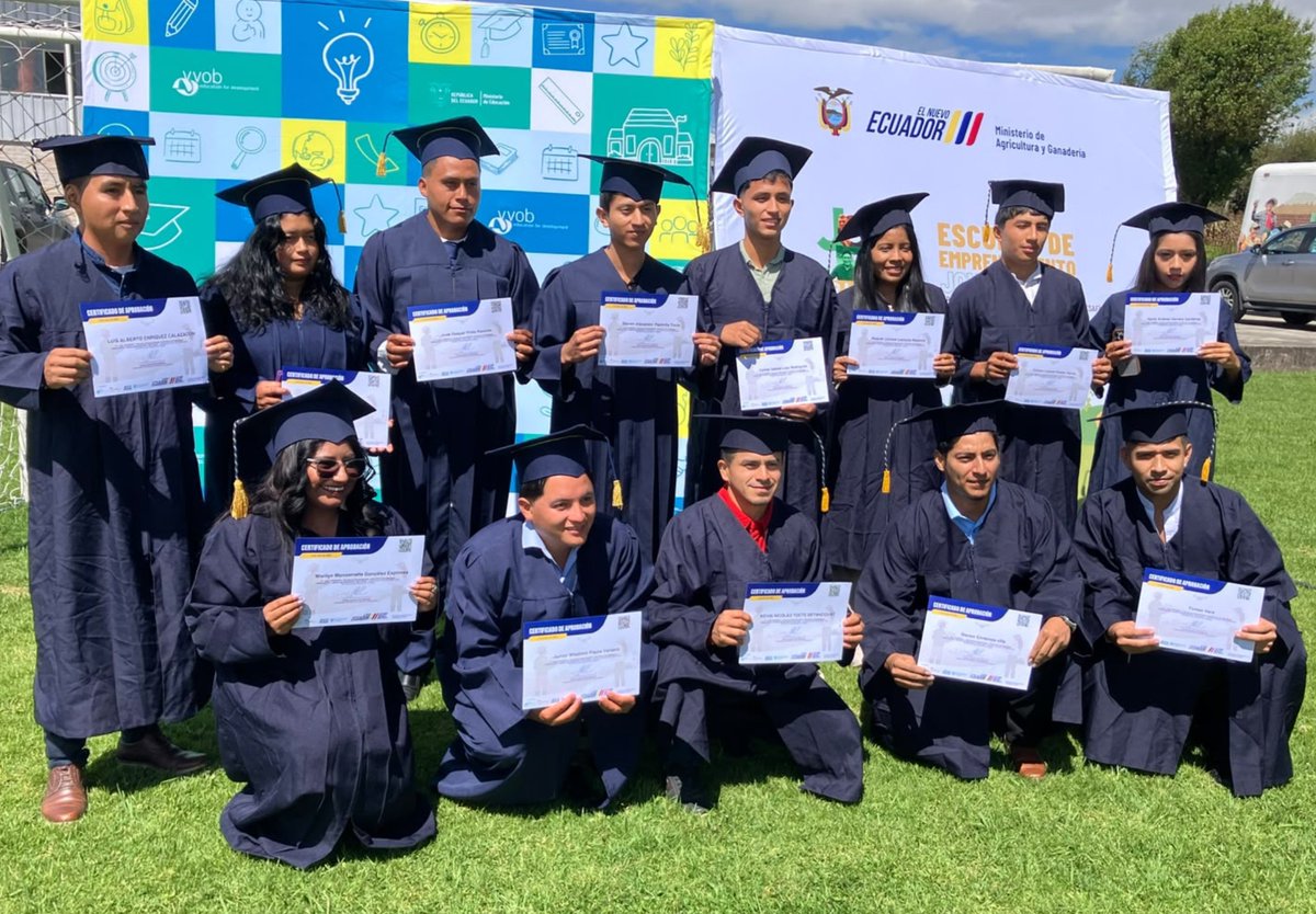 Agricultura_CZ4's tweet photo. #SantoDomingo | Participamos en la graduación de la Novena Edición de la Escuela de Emprendimiento Joven Rural, reafirmando nuestro compromiso con el fortalecimiento de capacidades, la innovación y el desarrollo productivo de la juventud rural. 
#GobiernoDelEcuador https://t.co/k3OBaZKpXx