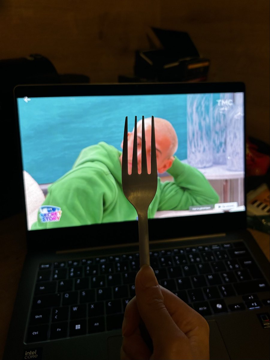 ninjalchemist's tweet photo. Parfois, quand je suis fâchée, je le regarde à travers une fourchette et je fais semblant qu'il est en prison #secretstory https://t.co/IGkPjKMI3V