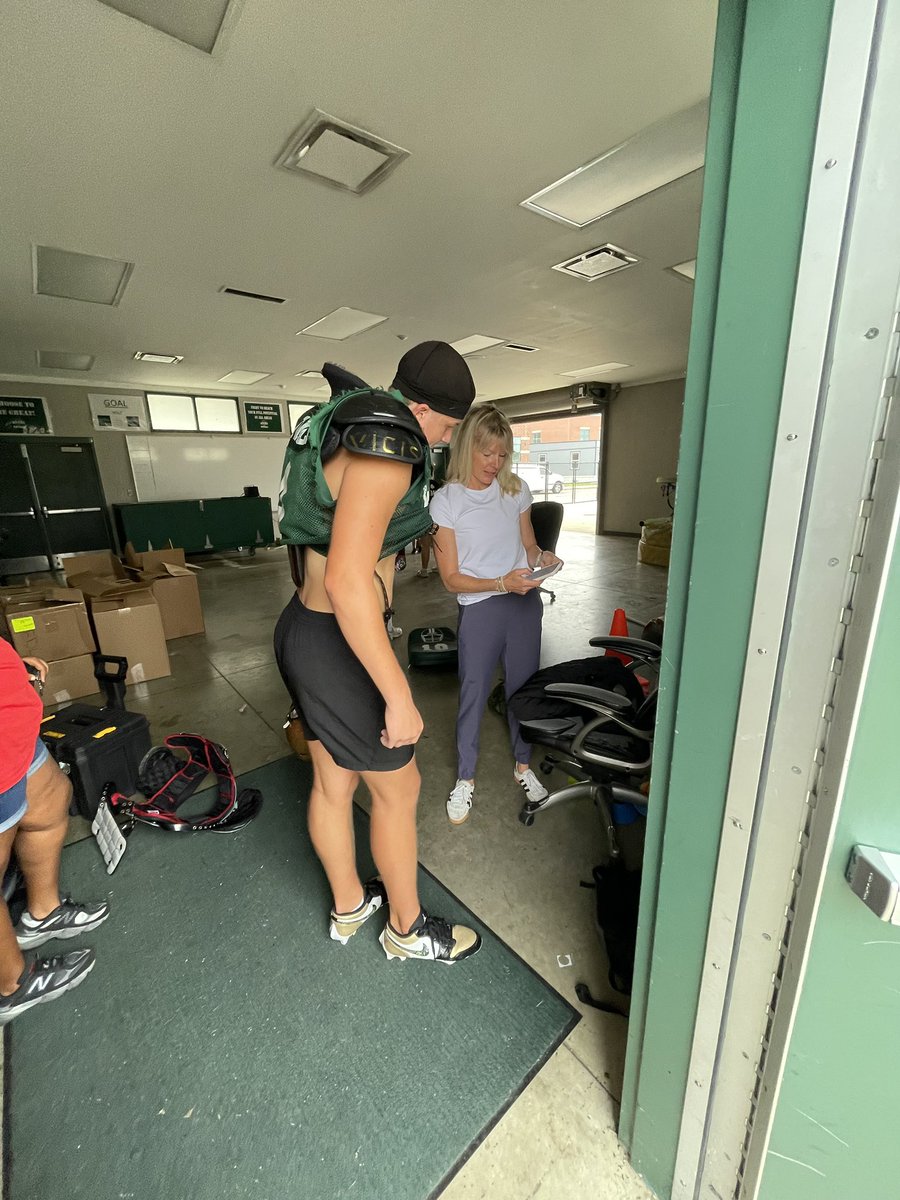 ShamrockFB's tweet photo. @jdikosrd spent time with the team sharing nutrition tips to help our players stay healthy, strong, and ready to perform at their best. Fueling success starts off the field! https://t.co/EFdmvfsDWR