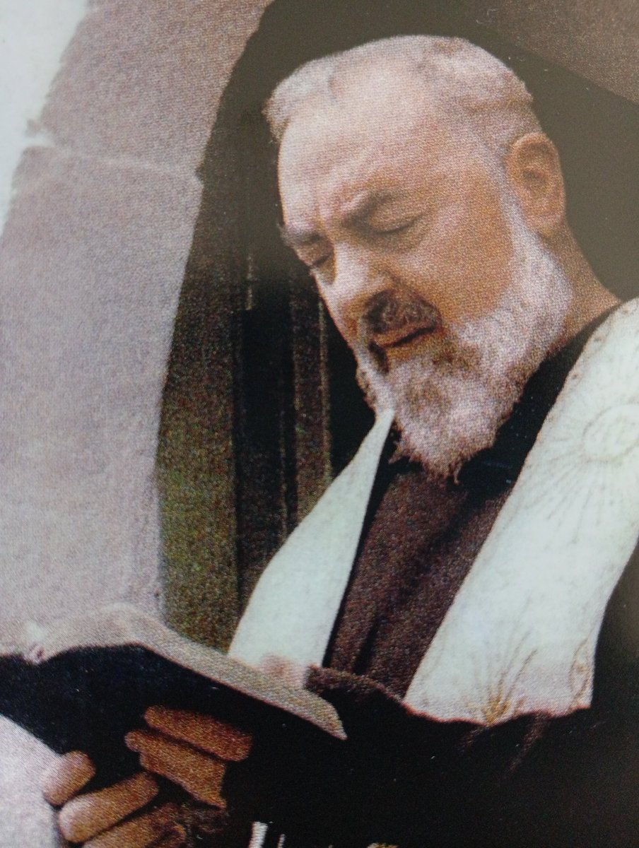 O_Pio_listy's tweet photo. Otwieraj zatem coraz szerzej swego ducha na Boskie nadzieje, ufaj niezłomnie miłosierdziu Bożemu, jedynej ucieczce duszy wystawionej na nawałnice wzburzonego morza (13 maja 1915, do Rafaeliny Cerase) https://t.co/B7HNqQpPbE