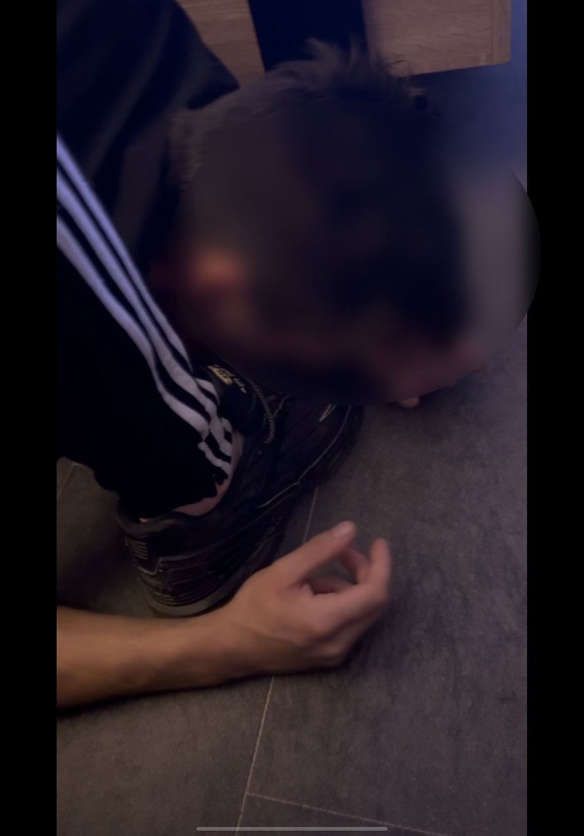 SneakerSlaveDuo's tweet photo. Decrasse ! 🥵👟 #niketn #sneakergay https://t.co/BBd93IaZzr