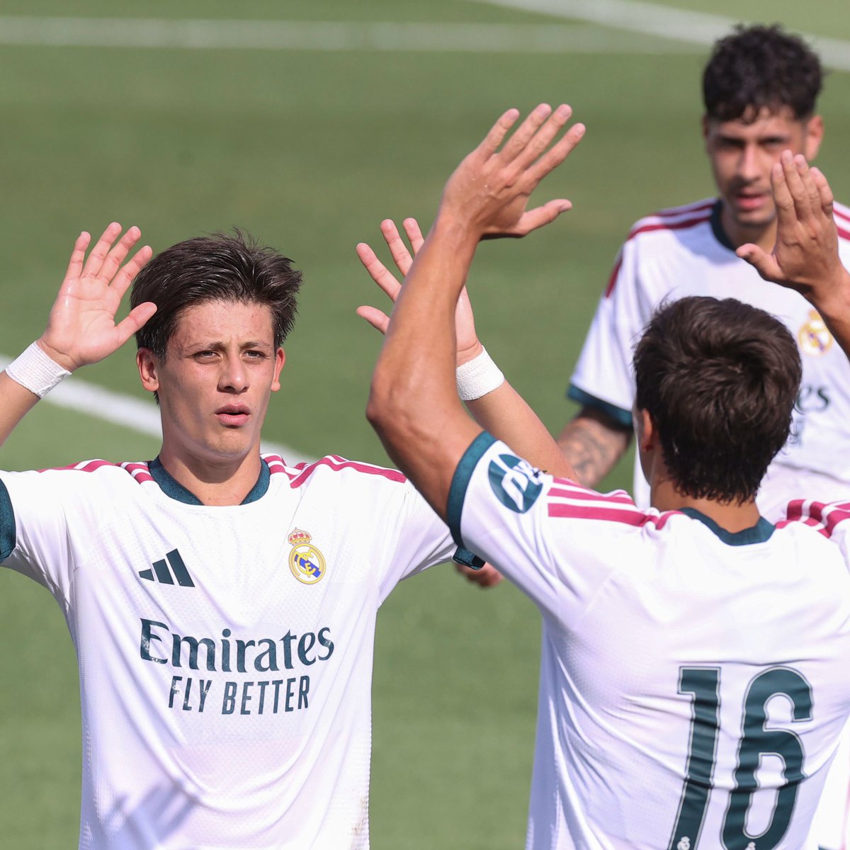 LaLiga's tweet photo. ⚽🤍 El @realmadrid 2026/27 ya celebra goles. 

#LALIGAEASPORTS | #PreseasonLALIGA https://t.co/KgKHw1ePzm