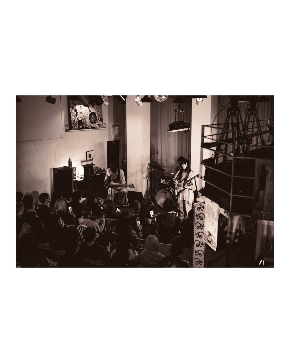 caetaneemo's tweet photo. dizzymunzzy (디지먼지) é uma banda de dreampop com influências de showgaze e indierock. 

São os maiores queridos do mundo, conheci e fotografei eles num festival e eles ficaram tão felizes que me chamaram pra fotografar o show solo deles antes de eu voltar pro Brasil. 
+ https://t.co/NUPakEXkvh