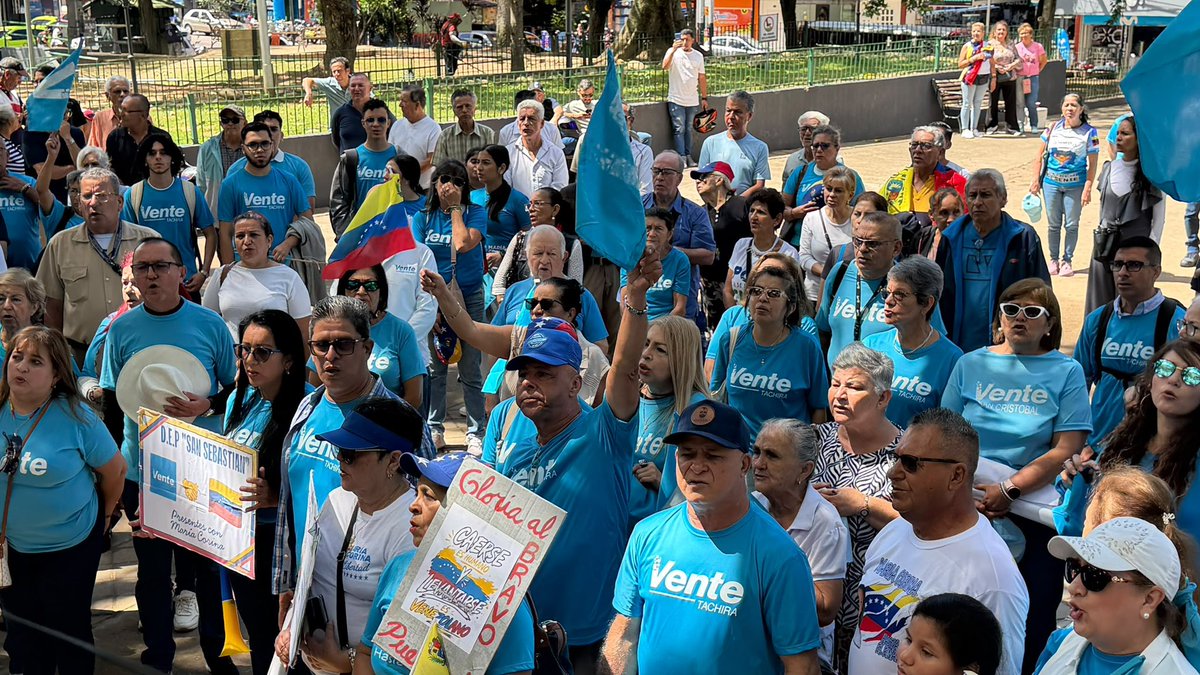 VenteTachira's tweet photo. 28 de julio: Y el Táchira sigue defendiendo la verdad. 🇻🇪

Hace dos años hicimos historia. 
Defendimos cada voto, resguardamos cada acta y demostramos la voluntad de un pueblo que decidió ser libre.

Intentaron borrar la verdad. No pudieron. Porque la verdad sigue viva en la memoria, en la valentía de quienes resistieron y en la esperanza de millones de venezolanos.

Hoy honramos a quienes fueron perseguidos, encarcelados, obligados al exilio y a quienes entregaron su vida por defender la voluntad del país.

Seguimos firmes. Seguimos de pie. Y seguiremos defendiendo la verdad hasta conquistar la libertad de Venezuela.

Con nuestras propias manos. ✋🇻🇪

#ConNuestrasPropiasManos