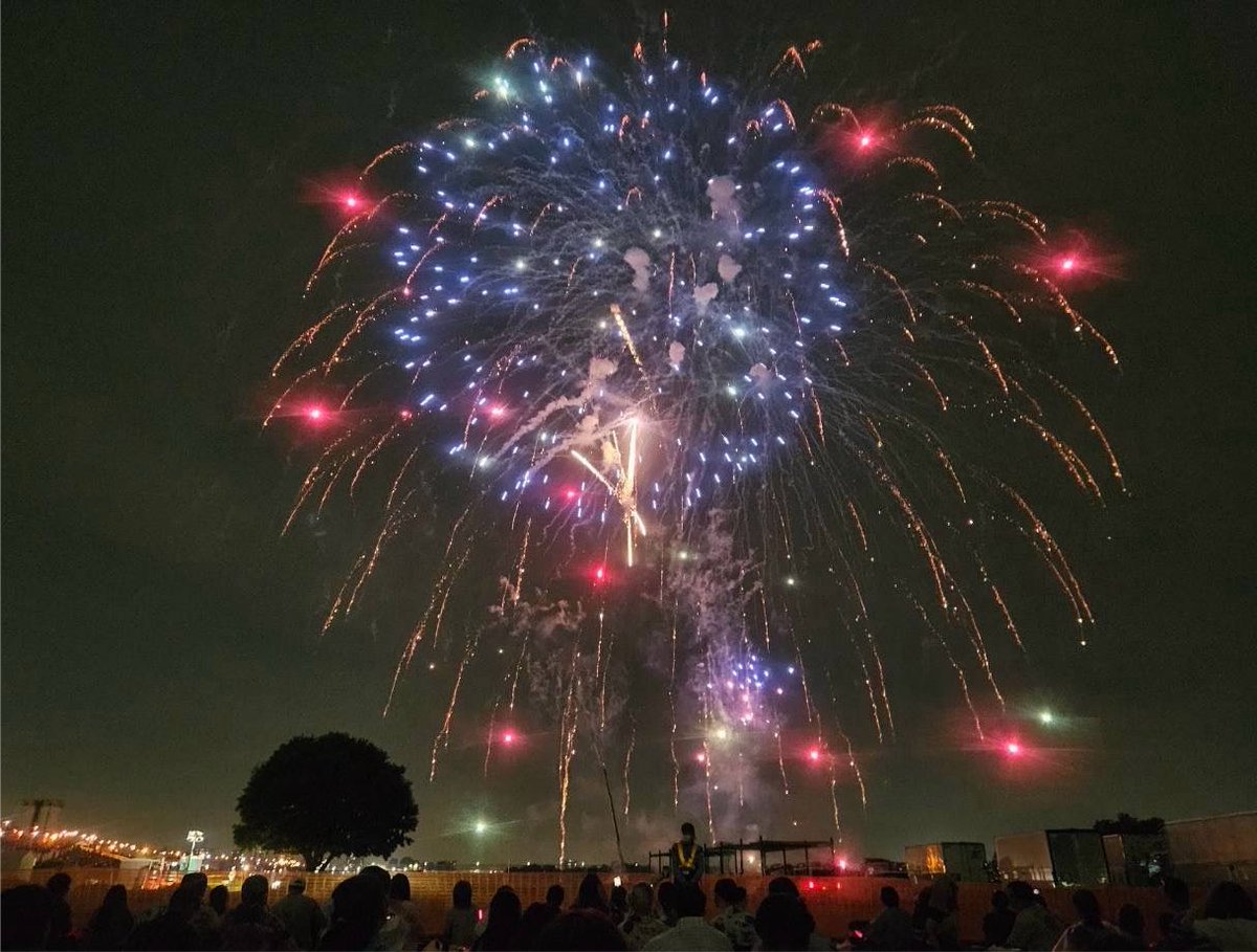 mst_dx's tweet photo. 夏バテから復活して花火大会へ🎆

花火が良かったのはもちろん、受付でペンライトをもらったり、ドローンがオロナミンCを描き出したり、皆で大合唱したりでおもろかった💃 https://t.co/2q94RBZQqn