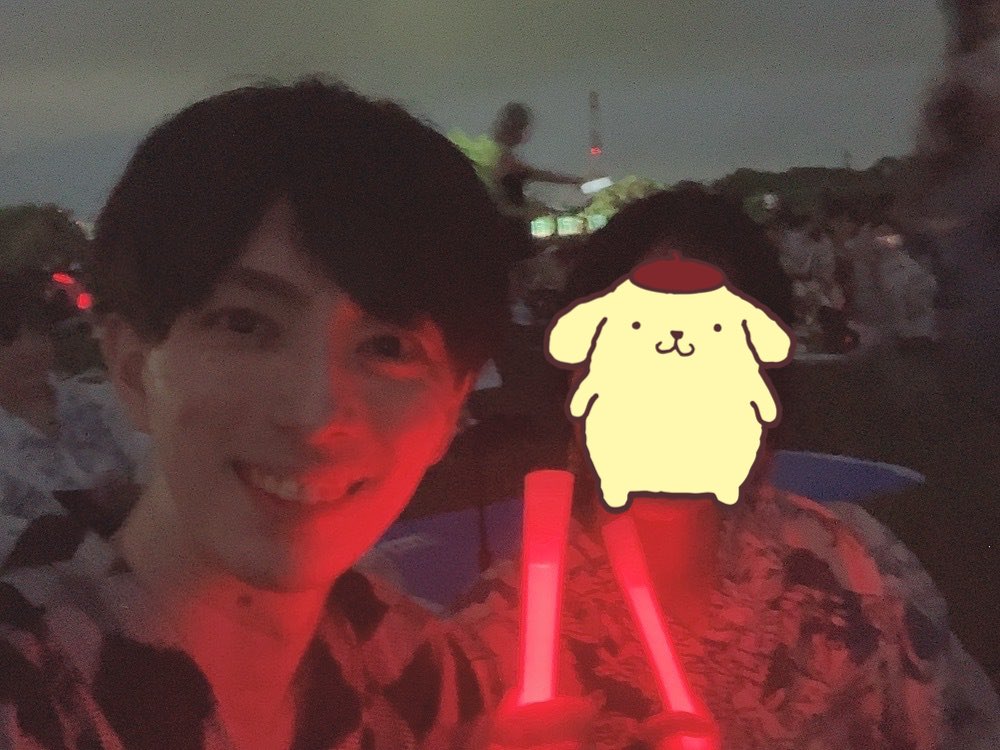 mst_dx's tweet photo. 夏バテから復活して花火大会へ🎆

花火が良かったのはもちろん、受付でペンライトをもらったり、ドローンがオロナミンCを描き出したり、皆で大合唱したりでおもろかった💃 https://t.co/2q94RBZQqn