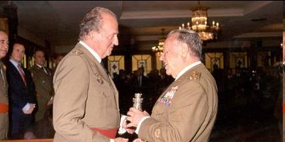 outsidersesp's tweet photo. El teniente general Aramburu Topete se alistó voluntario a las fuerzas fascistas en 1936. Combatió en los frentes de Asturias, Guadalajara o Cataluña persiguiendo a una inmensa masa de refugiados que huía en dirección a Francia. 

Tras la guerra, fue voluntario en la División Azul en Nóvgorod y Krasny Bor, por lo que obtuvo dos condecoraciones del régimen nazi. Repatriado a España, fue destinado a los Pirineos donde colaboró en la represión de la resistencia antifascista. 

Al llegar la "democracia" fue nombrado Director General de la Guardia Civil. 

Militar golpista, condecorado por los nazis, amigo del Rey y Director de la Guardia Civil. Lo normal en una "democracia" occidental.
